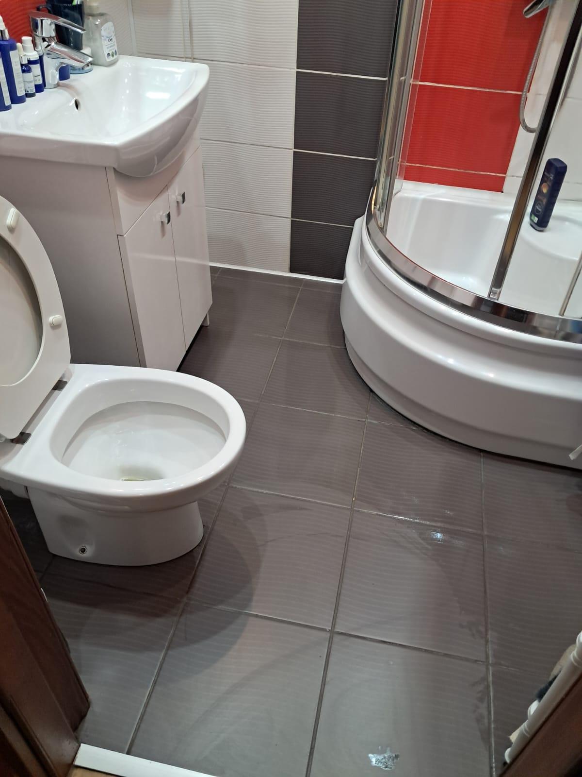 Lśniąca kabina prysznicowa po sprzątaniu