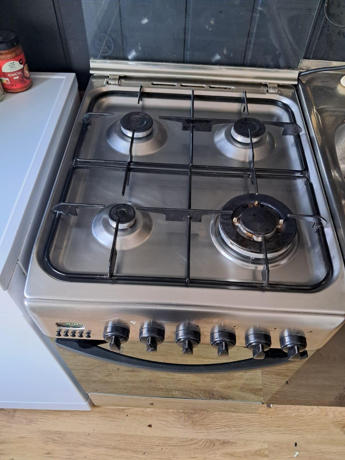 Czysta kuchenka po sprzątaniu