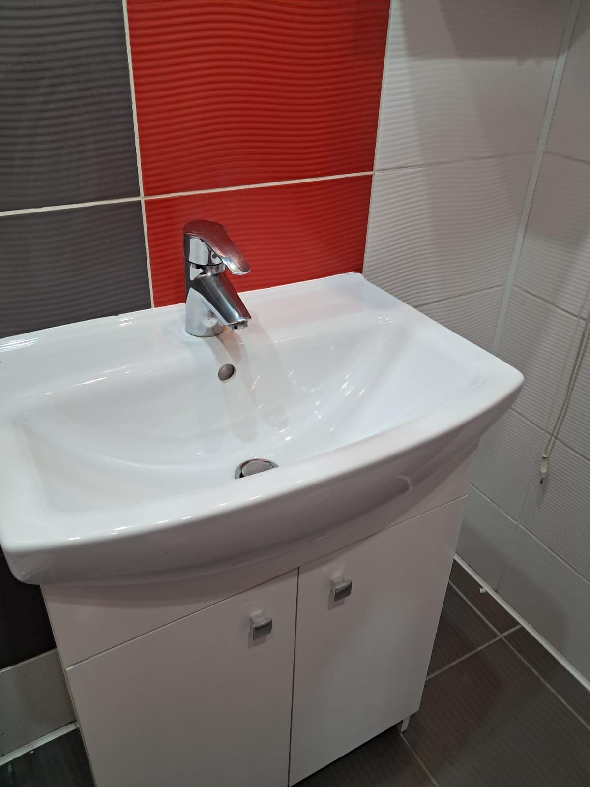 Lśniąca umywalka po sprzątaniu