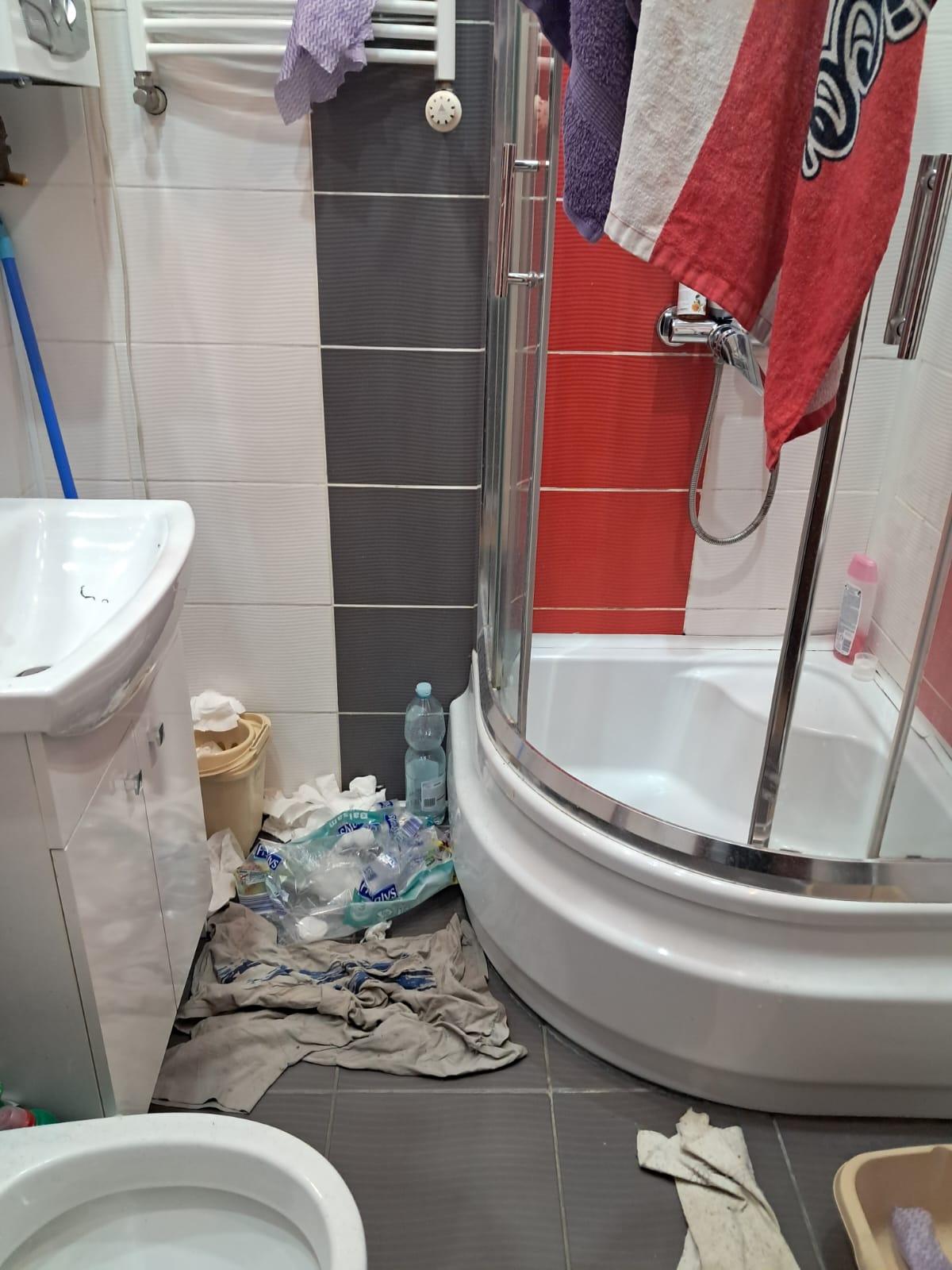 Zabrudzona kabina prysznicowa przed sprzątaniem