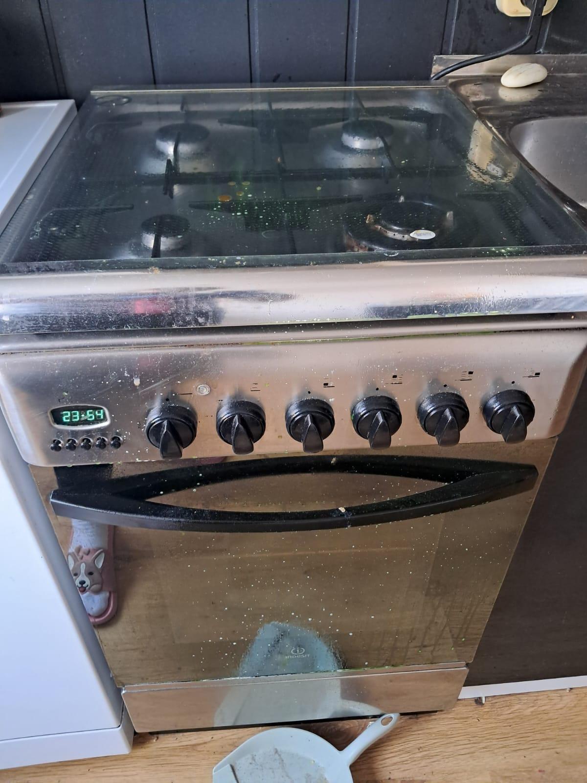 Zabrudzona kuchenka przed czyszczeniem