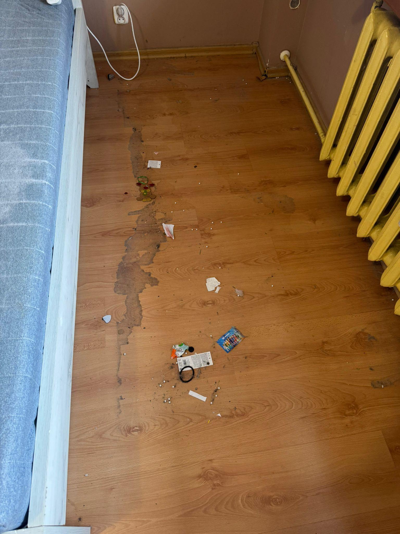 Podłoga przed sprzątaniem